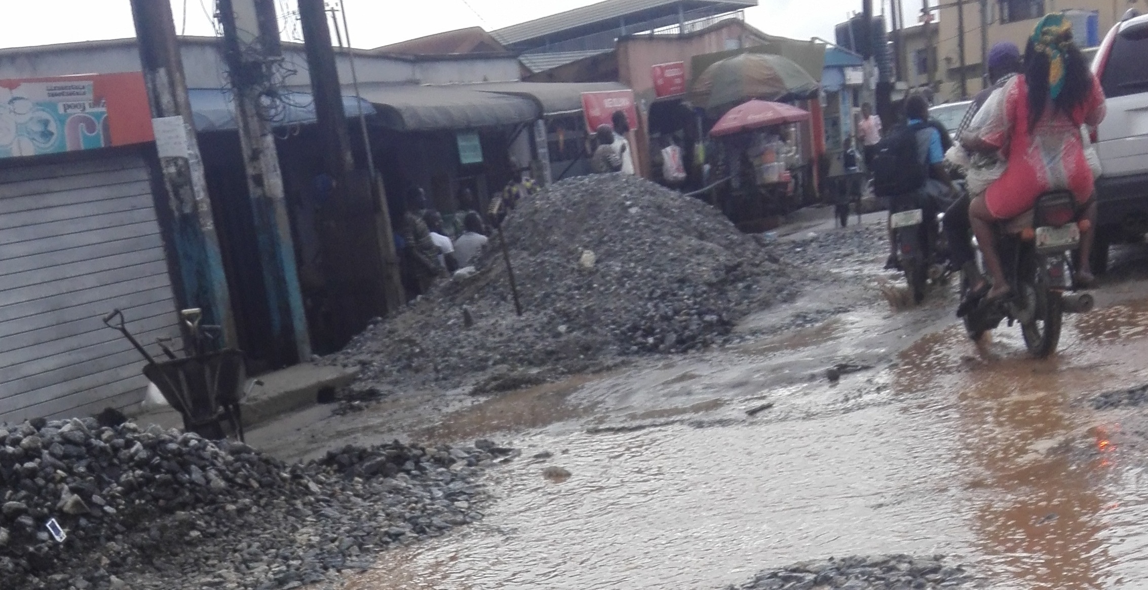 Road rehabilitation work carried out in the rain